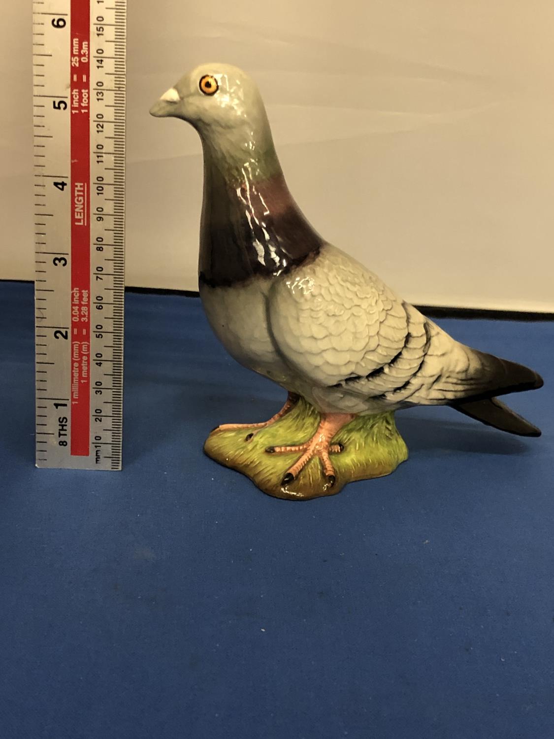 A BESWICK PIGEON GREY, SECOND VERSION, 14.5 CM