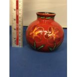 AN ANITA HARRIS FLORAL VASE WITH RED GROUND, 9.5 CM