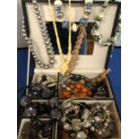 COSTUME JEWELLERY LOT TO INCLUDE BEAD NECKLACES AND BRACELETS, BROOCHES ETC WITHIN BLACK JEWELLERY