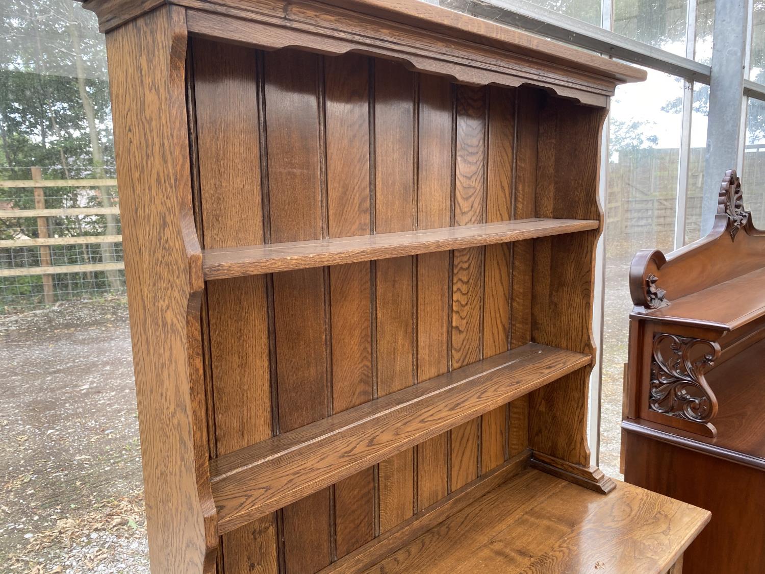 AN OAK WELSH DRESSER WITH TWO DOORS, TWO DRAWERS AND UPPER PLATE RACK - Image 2 of 4