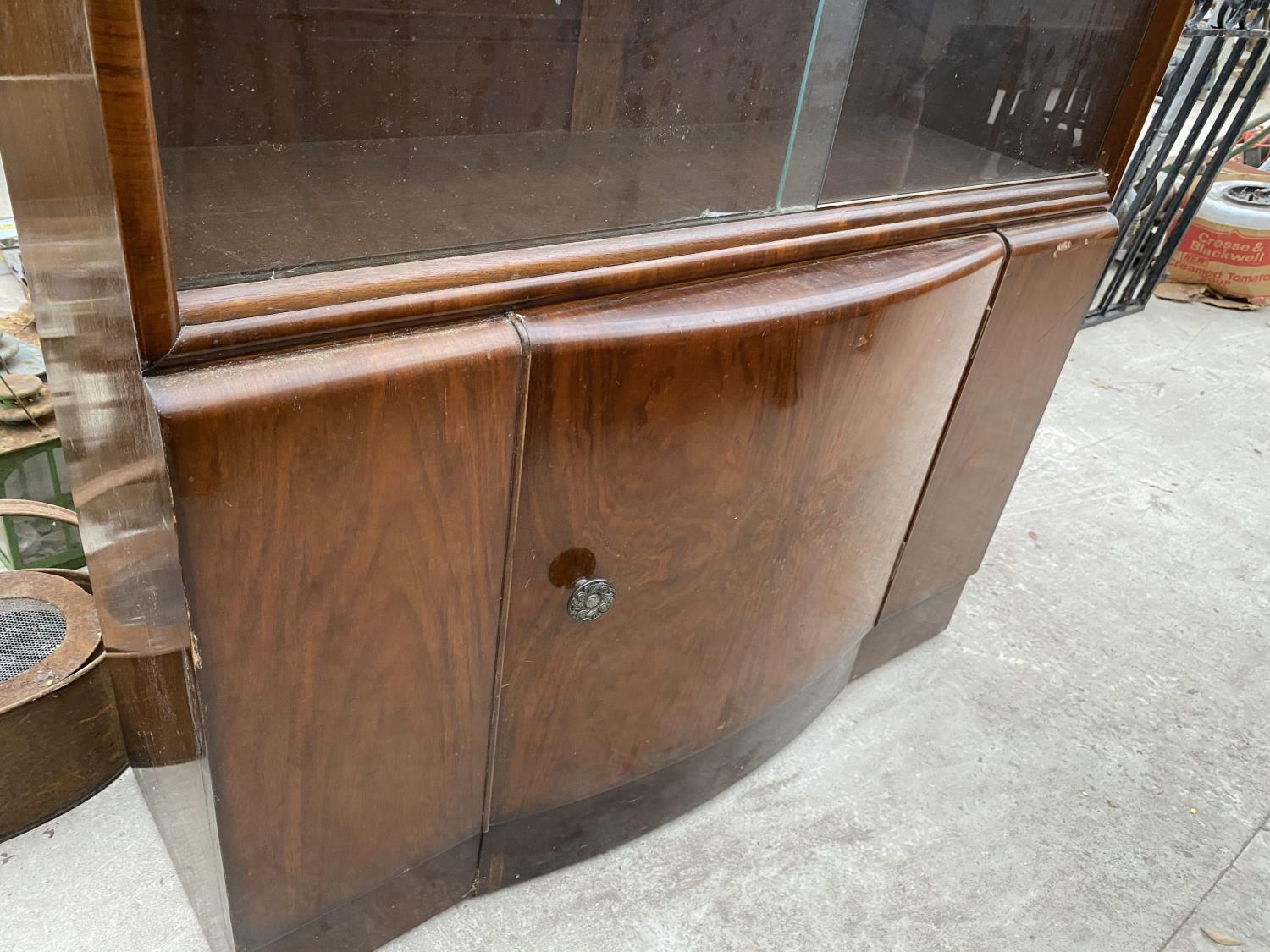 A MAHOGANY CABINET WITH LOWER DOOR AND TWO SLIDING GLASS DOORS - Image 4 of 5