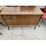A RETRO WALNUT SIDEBOARD WITH TWO SLIDING DOORS AND FOUR DRAWERS