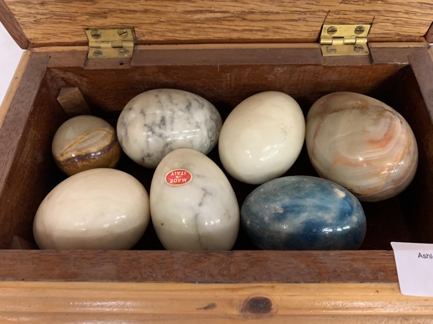 A WOODEN LIDDED BOX WITH SEVEN ONYX EGGS - Image 2 of 4