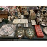 VARIOUS COLLECTABLE ITEMS TO INCLUDE VASES, PLATES, BOOKS, TINS ETC