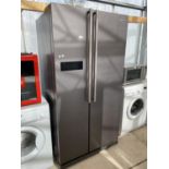 A SAMSUNG SILVER AMERICAN STYLE FRIDGE FREEZER - IN WORKING ORDER