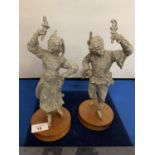 A PAIR OF SPELTER FIGURES OF A LADY AND GENTLEMAN ON WOODEN BASES APPROX 28CM (LADY A/F AT REAR)