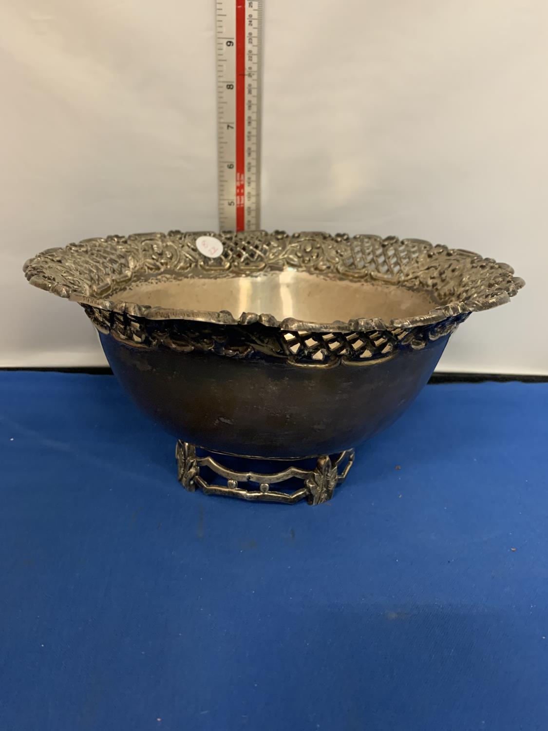 A CONTINENTAL SILVER FOOTED FRUIT BOWL WITH EMBOSSED FOLIAGE AND PIERCED FRETWORK DECORATION. 12 X