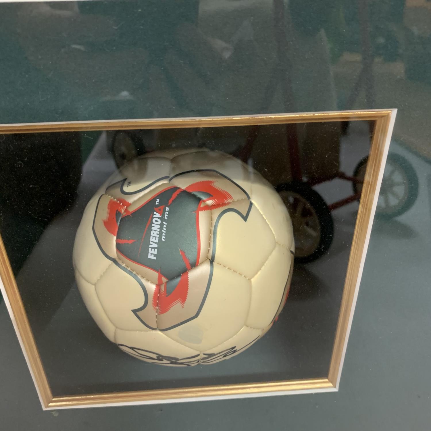 A FRAMED DAVID BECKHAM PICTURE TOGETHER WITH A SIGNED MINI FOOTBALL WITH A CERTIFICATE OF - Image 3 of 3