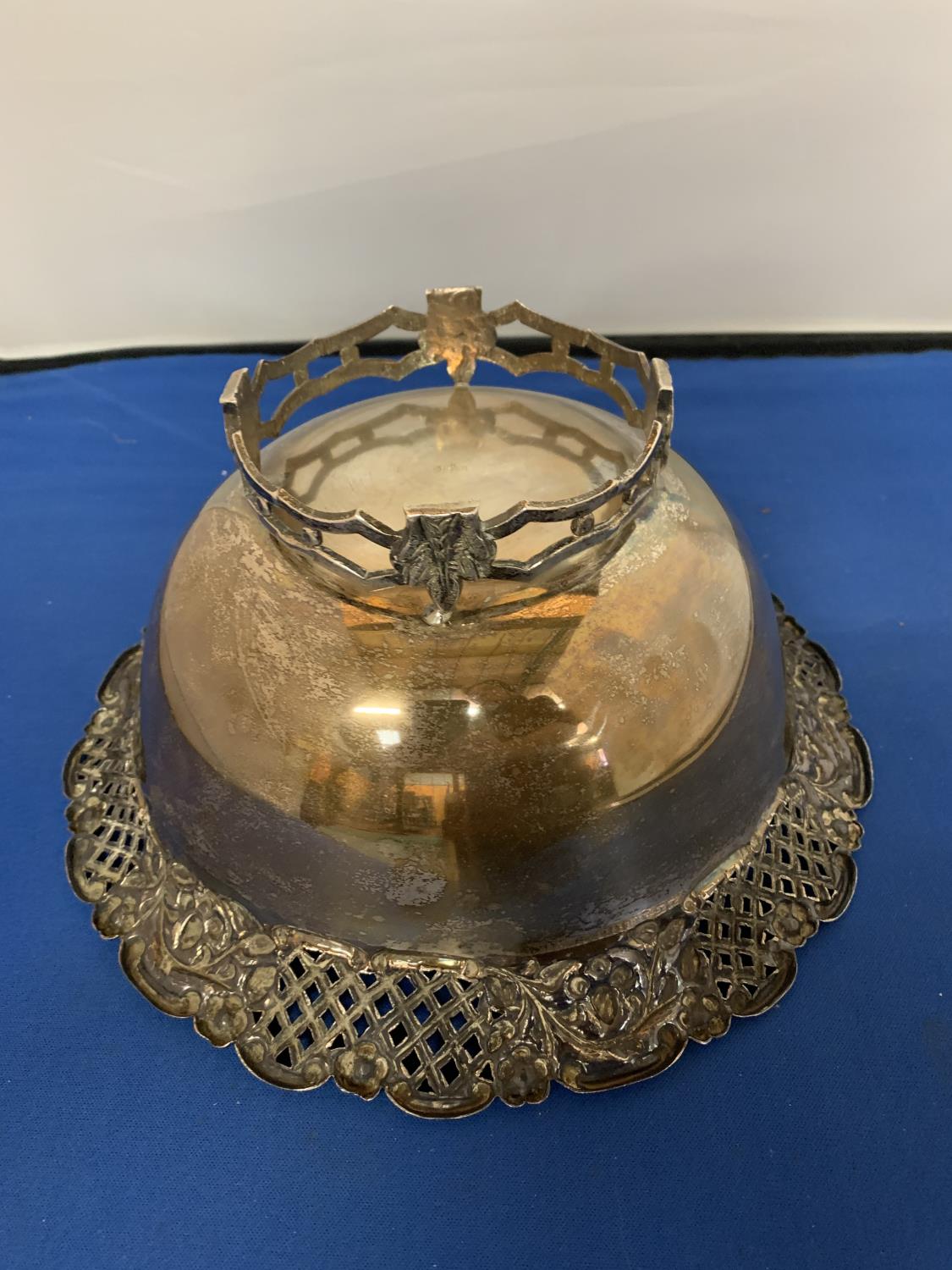 A CONTINENTAL SILVER FOOTED FRUIT BOWL WITH EMBOSSED FOLIAGE AND PIERCED FRETWORK DECORATION. 12 X - Image 3 of 4