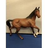 A BESWICK MATT BAY HORSE 21 CM