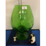 A VINTAGE 1960'S OVERSIZED BRANDY GLASS WITH CAT AND MOUSE CERAMIC FIGURES