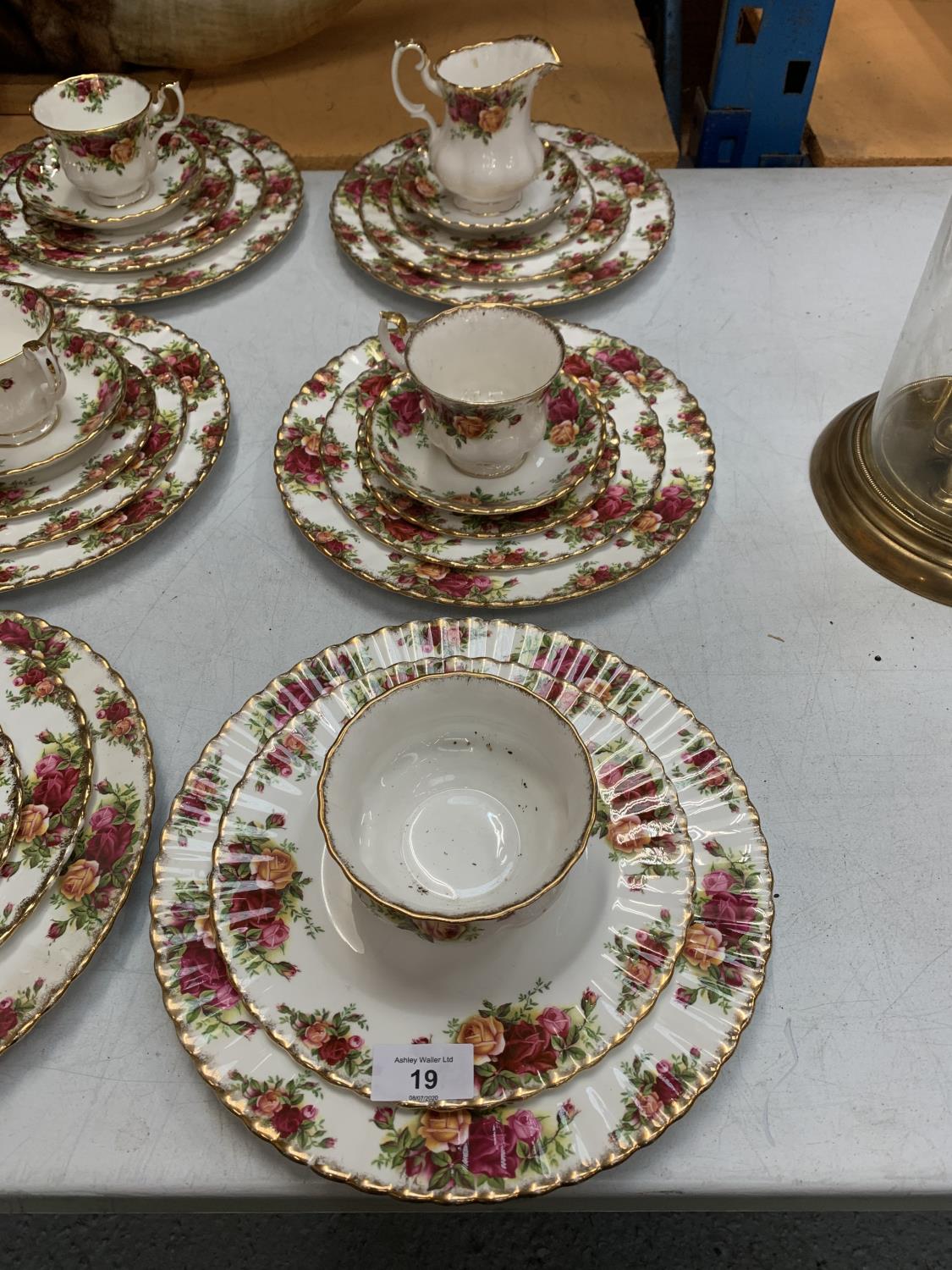 A LARGE COLLECTION OF ROYAL ALBERT 'COUNTRY ROSES' TO INCLUDE CUPS, PLATES, SAUCERS ETC. - Image 3 of 3