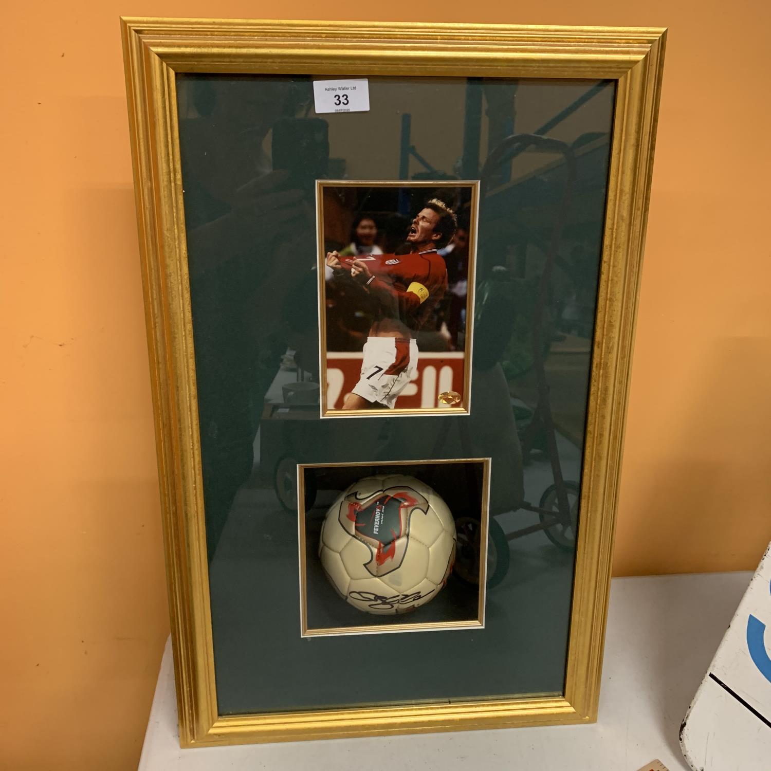 A FRAMED DAVID BECKHAM PICTURE TOGETHER WITH A SIGNED MINI FOOTBALL WITH A CERTIFICATE OF