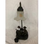 AN ANTIQUE STYLE RESIN FIGURAL TABLE LAMP WITH FROSTED ART DECO SHADE 43CM