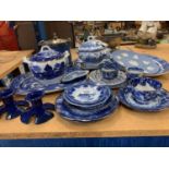 VARIOUS ITEMS OF BLUE AND WHITE WARE TO INCLUDE A GASPERWARE BUCKET, CUPS, SAUCERS ETC A/F
