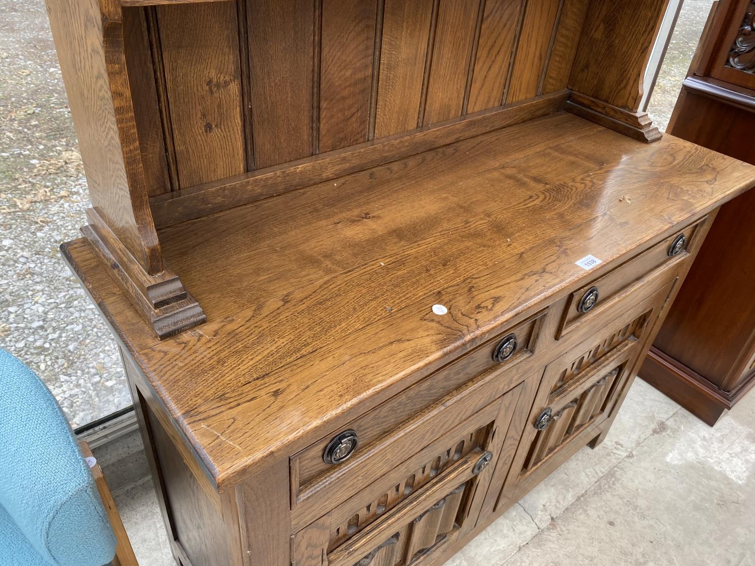 AN OAK WELSH DRESSER WITH TWO DOORS, TWO DRAWERS AND UPPER PLATE RACK - Image 3 of 4