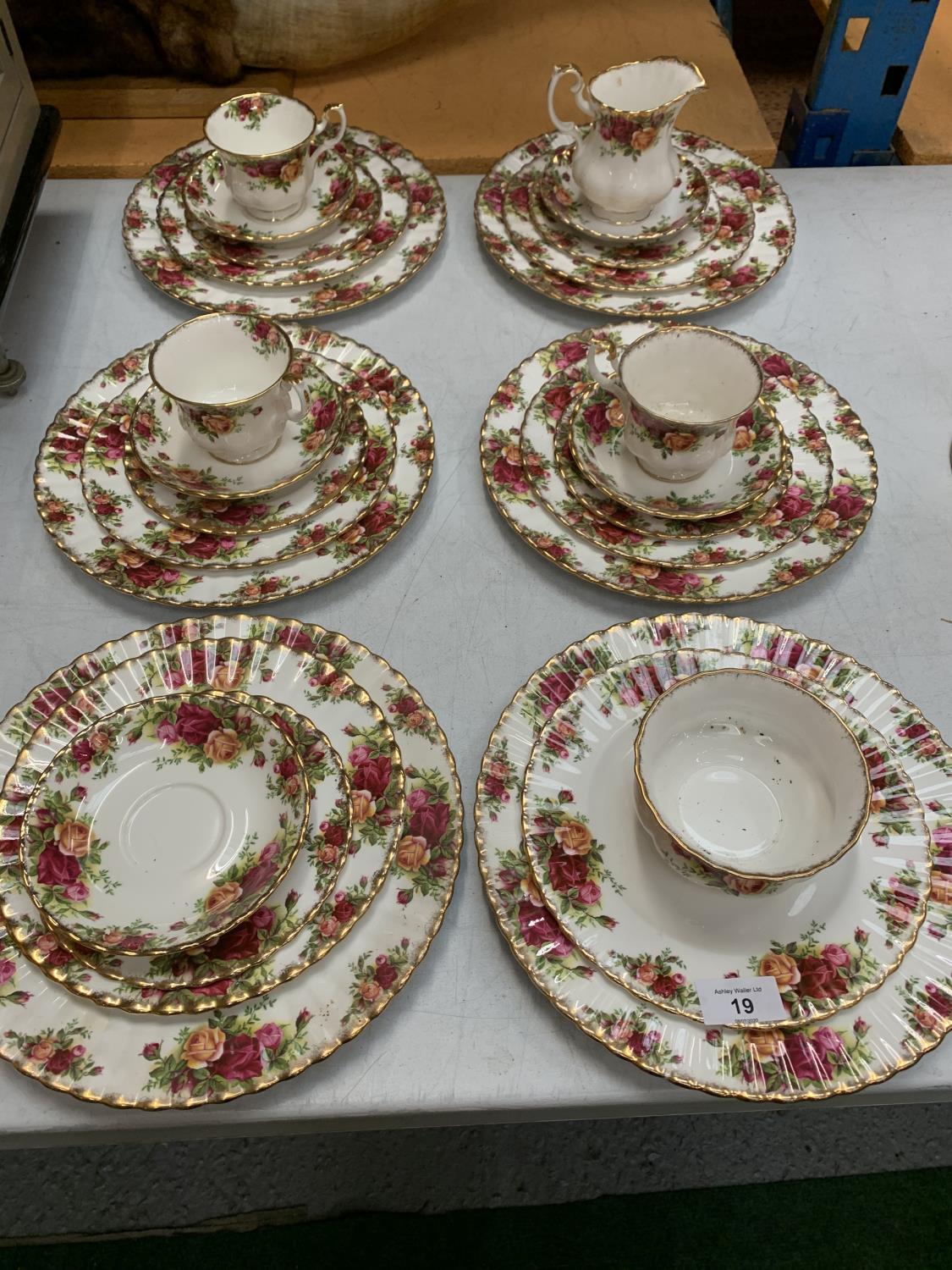 A LARGE COLLECTION OF ROYAL ALBERT 'COUNTRY ROSES' TO INCLUDE CUPS, PLATES, SAUCERS ETC.