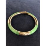 AN APPLE JADE AND CHASED SILVER BANGLE, 2.5 INCHES