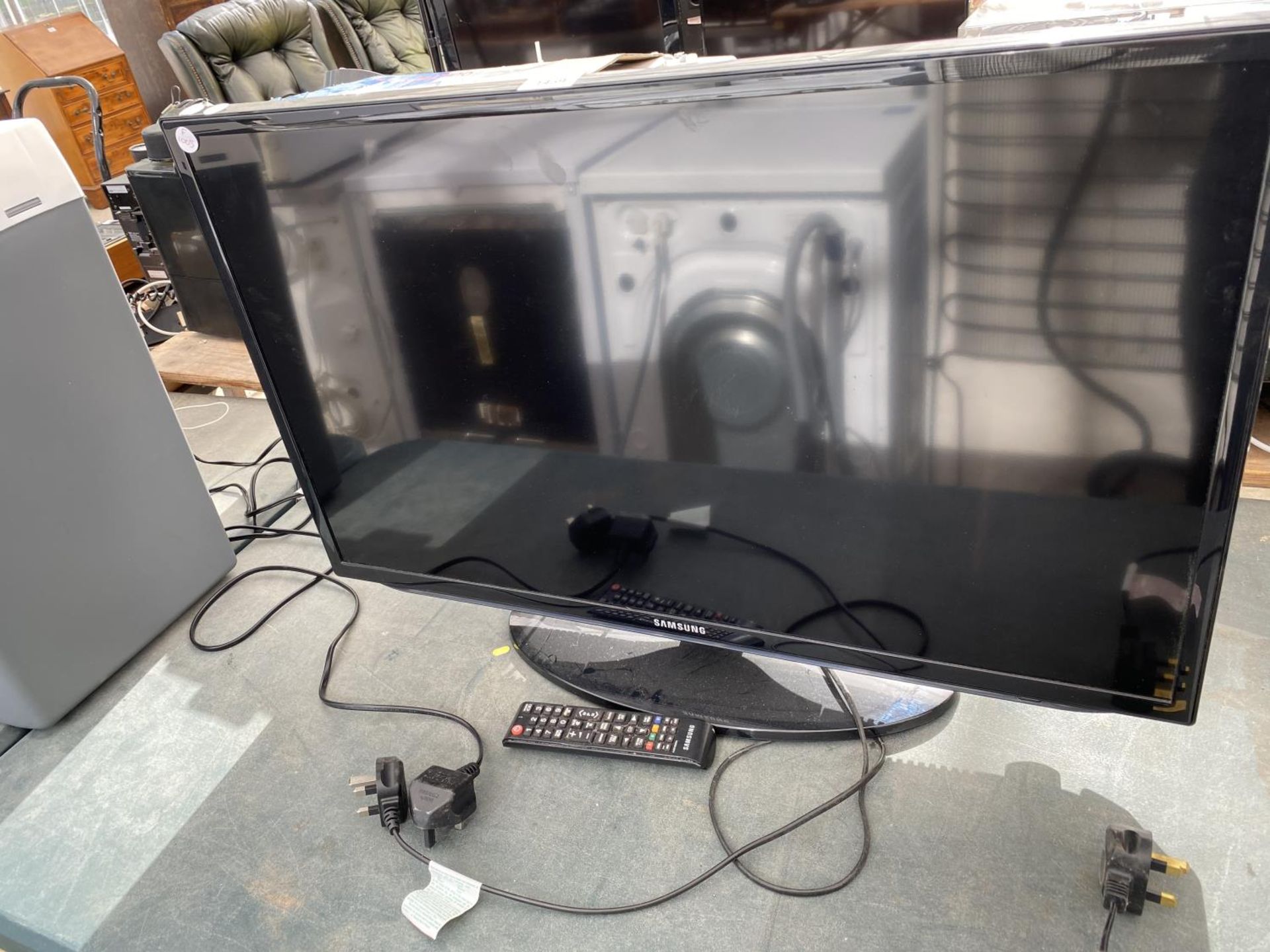 A SAMSUNG 32" TV WITH REMOTE CONTROL - IN WORKING ORDER