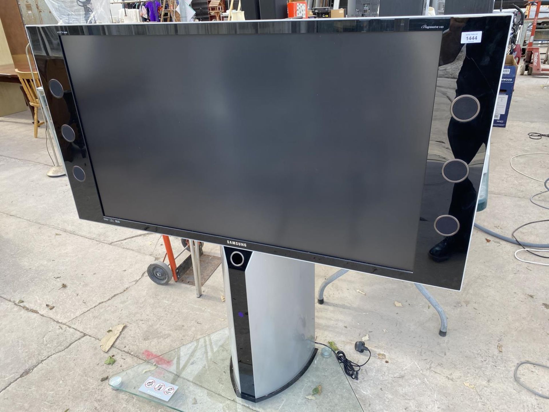 A SAMSUNG 50" TV