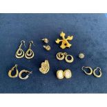MIXED LOT OF COSTUME JEWELLERY TO INCLUDE GILT BROOCHES AND EARRINGS