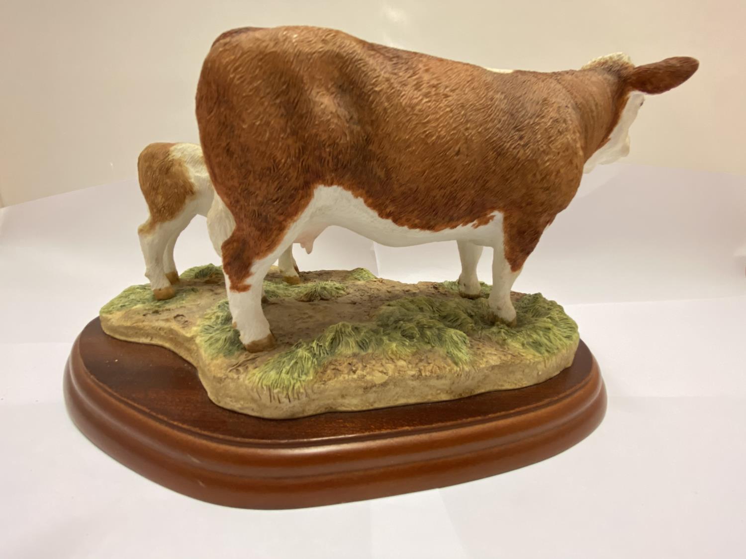A BORDER FINE ARTS SIMMENTAL COW AND CALF ON WOODEN PLINTH - Image 2 of 3