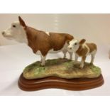 A BORDER FINE ARTS SIMMENTAL COW AND CALF ON WOODEN PLINTH