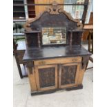 AN OAK CHIFFONIER WITH TWO DOORS, ONE DRAWER AND UPPER SPLASHBACK