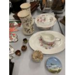A COLLECTION OF ITEMS TO INCLUDE CROWN DEVON VASES, WEDGEWOOD, COAL PORT ETC
