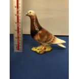 A BESWICK PIGEON RED AND BROWN SECOND VERSION, 14.5 CM