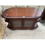 A MAHOGANY CABINET WITH TWO GLAZED DOORS