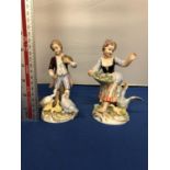 A PAIR OF ITALIAN CAPODIMONTE MALE AND FEMALE WITH BIRD DESIGN PORCELAIN FIGURES, 15 CM