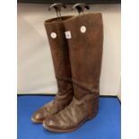 A VINTAGE PAIR OF TAN LEATHER RIDING BOOTS