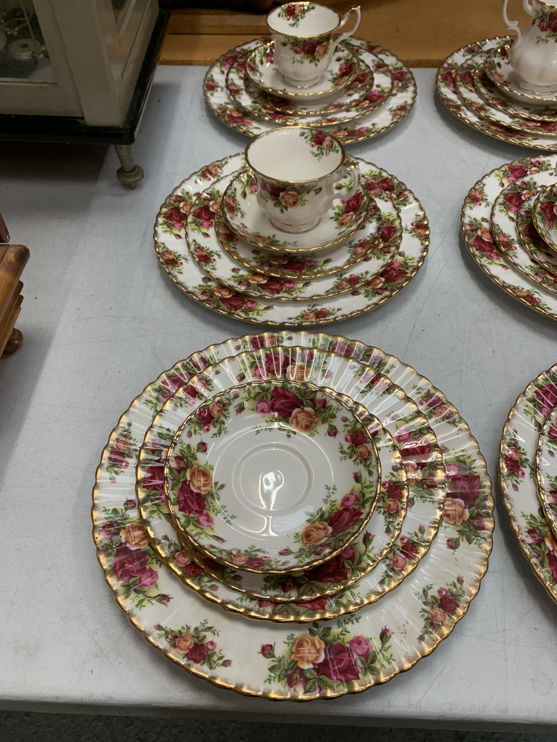 A LARGE COLLECTION OF ROYAL ALBERT 'COUNTRY ROSES' TO INCLUDE CUPS, PLATES, SAUCERS ETC. - Image 2 of 3