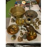A GOOD MIXED COLLECTION OF BRASS TO INCLUDE A HEAVY JAM PAN, LONG HANDLED PAN ETC