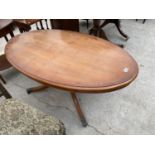 AN INLAID YEW WOOD COFFEE TABLE ON CENTRE PEDESTAL SUPPORT