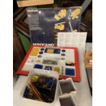 A BOXED VINTAGE MECCARNO CONSTRUCTION SET