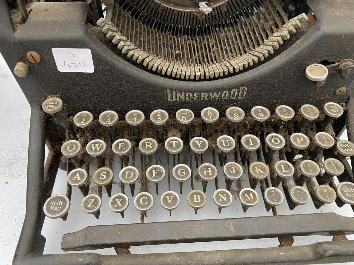 A VINTAGE UNDERWOOD TYPEWRITER - Image 2 of 2