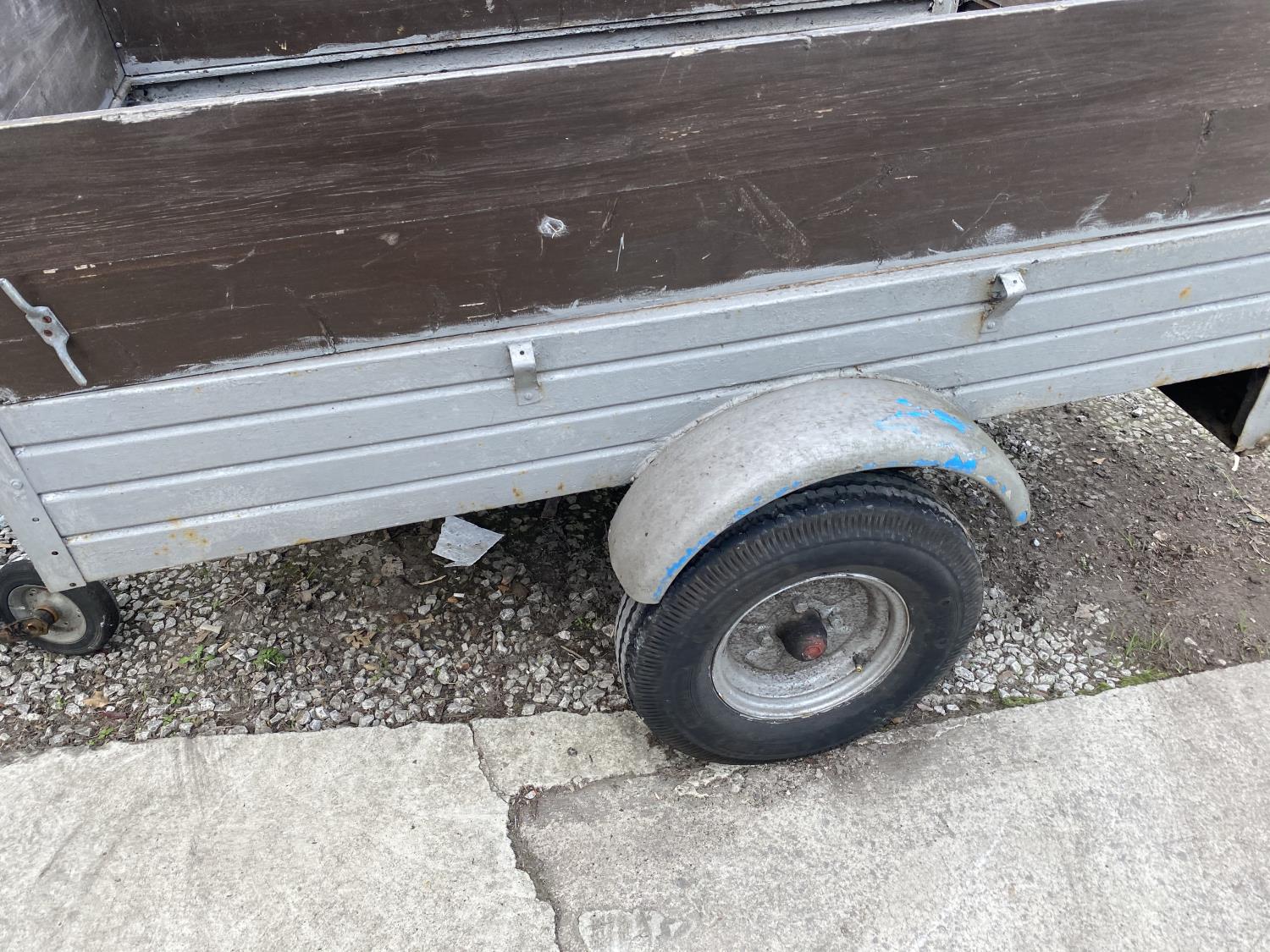 A GREY PAINTED CAR TRAILER - Image 2 of 5
