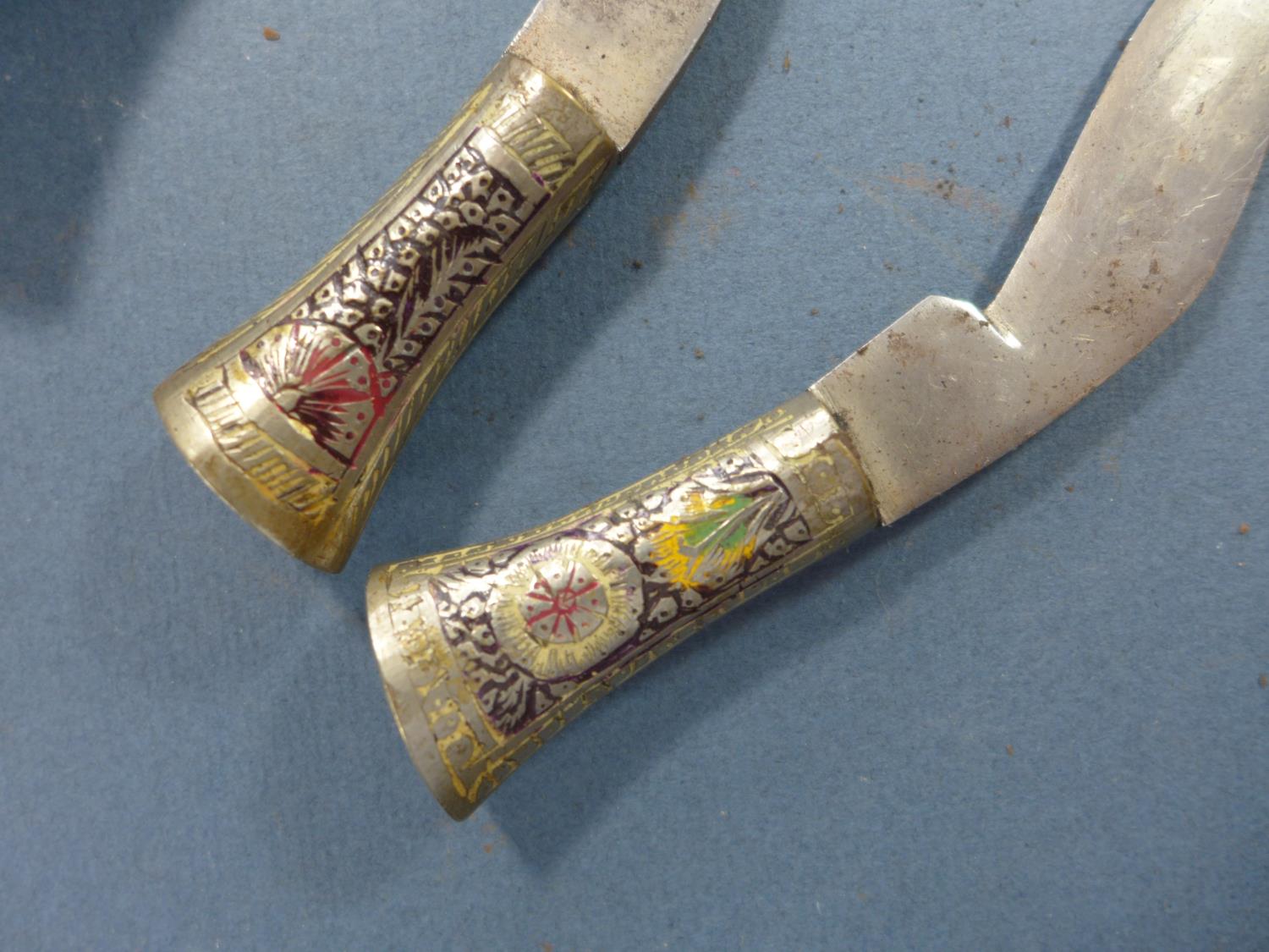 A DECORATIVE KUKRI KNIFE, THE GRIP HAVING ENGRAVED DECORATION - Image 5 of 6