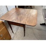 A MAHOGANY PEMBROKE DROP LEAF TABLE ON TURNED SUPPORTS WITH SINGLE DRAWER