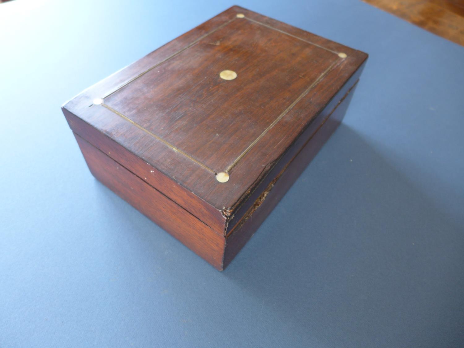 A ROSEWOOD VENEERED BOX WITH FITTED INTERIOR - Image 3 of 3