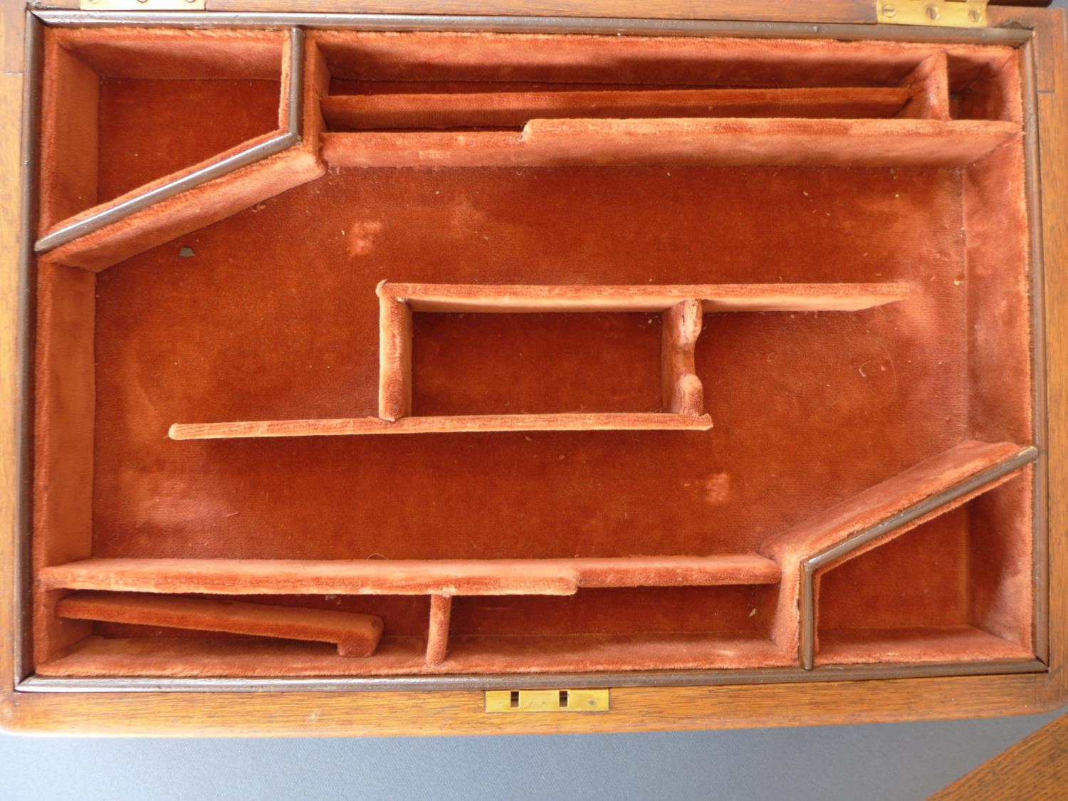 A LARGE OAK PISTOL BOX WITH FITTED INTERIOR FOR TWO PISTOLS - 47 CM X 31 CM - Image 3 of 4