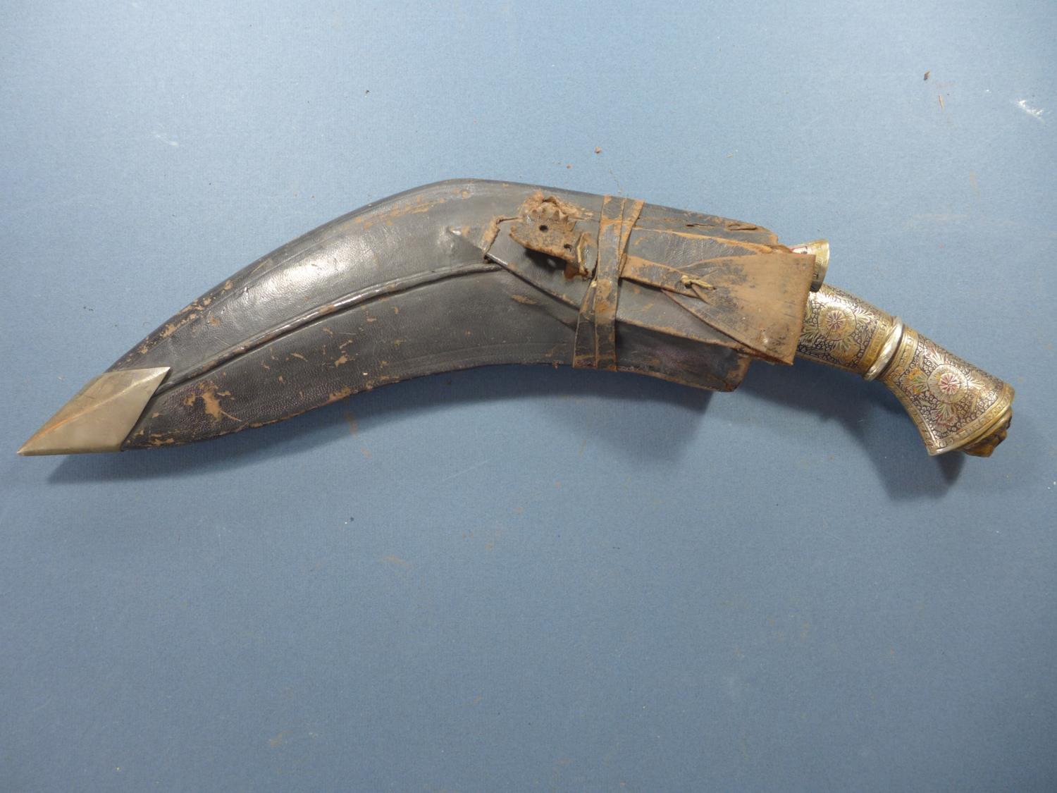 A DECORATIVE KUKRI KNIFE, THE GRIP HAVING ENGRAVED DECORATION