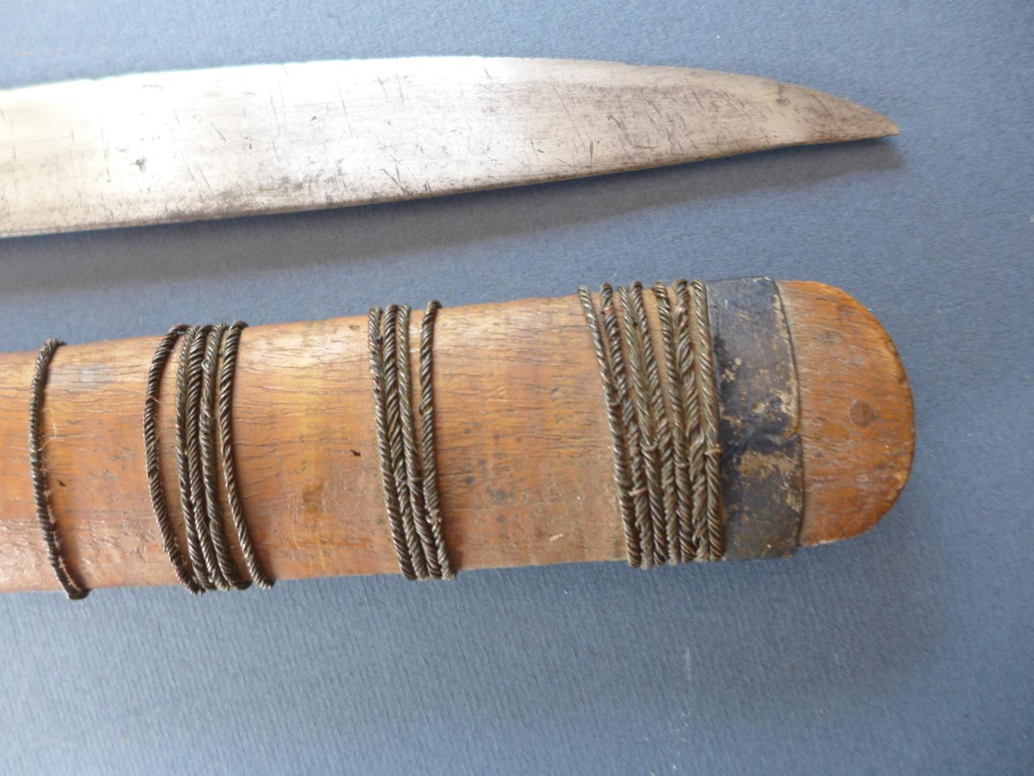 A BURMESE DHA SWORD AND SCABBARD - 57 CM BLADE - Image 6 of 6
