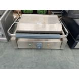 A RISE AND FALL STYLE ELECTRIC GRIDDLE - IN WORKING ORDER