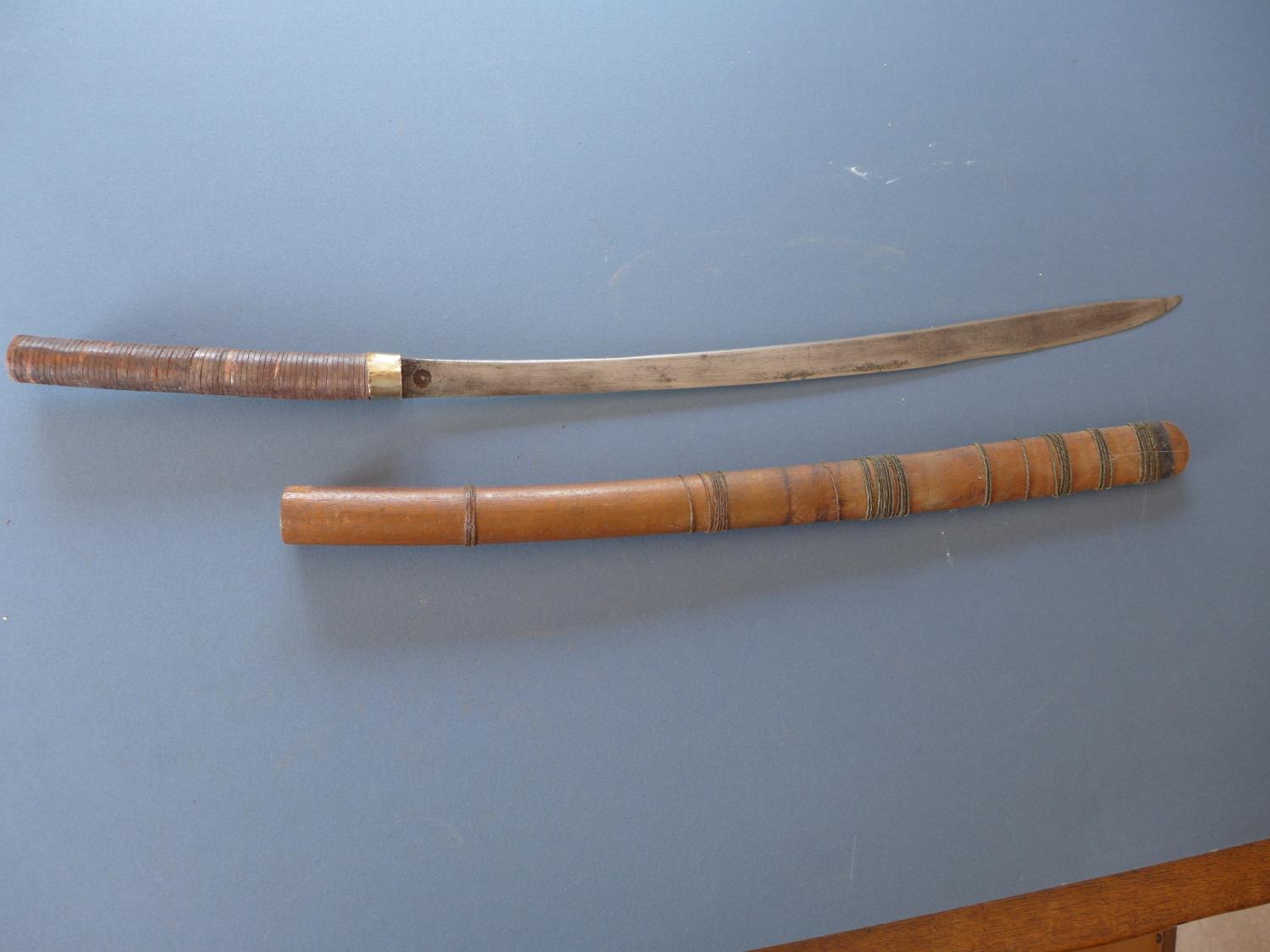 A BURMESE DHA SWORD AND SCABBARD - 57 CM BLADE - Image 2 of 6