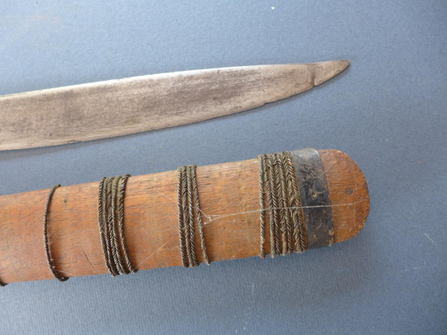 A BURMESE DHA SWORD AND SCABBARD - 57 CM BLADE - Image 5 of 6