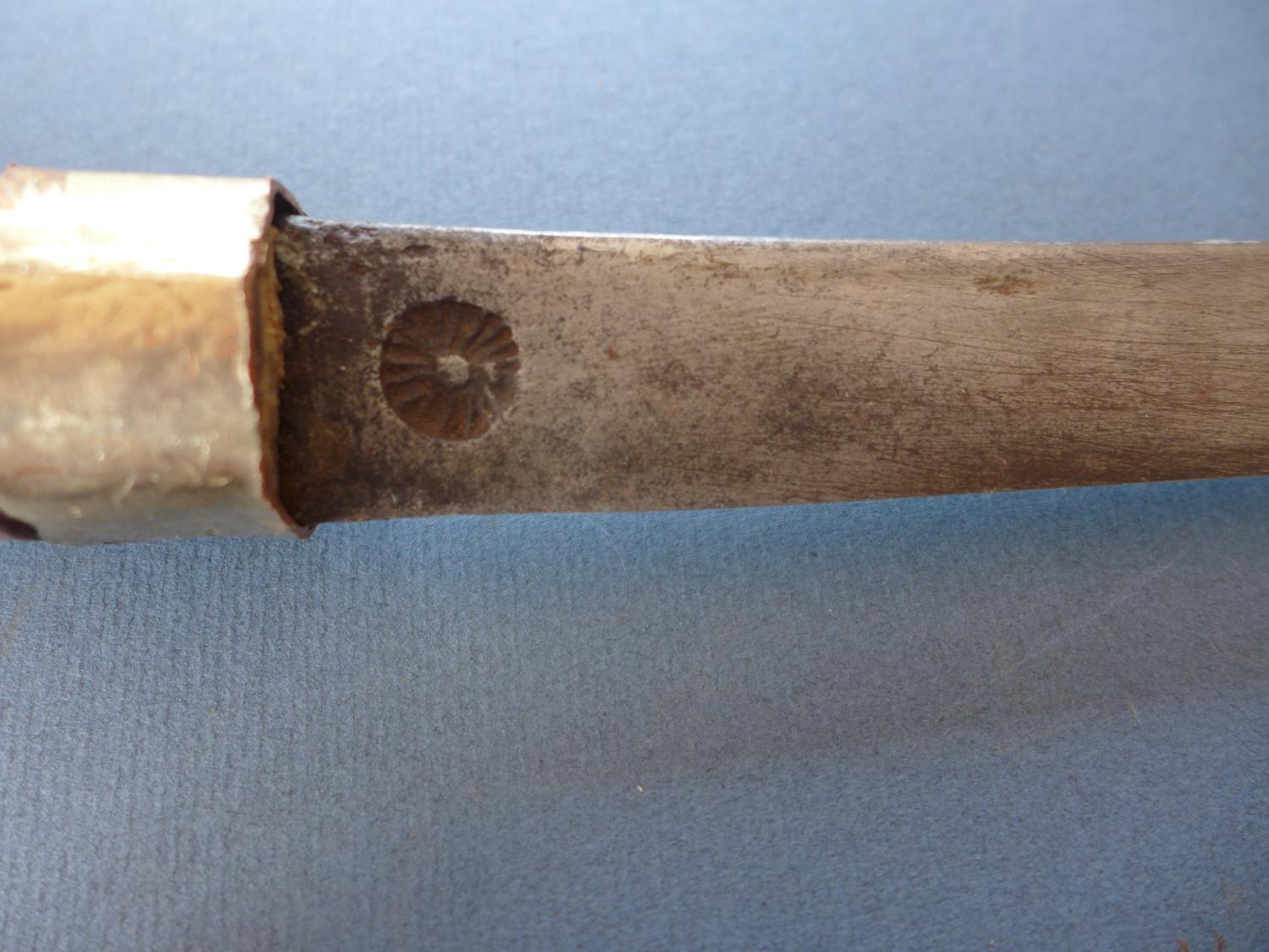 A BURMESE DHA SWORD AND SCABBARD - 57 CM BLADE - Image 3 of 6