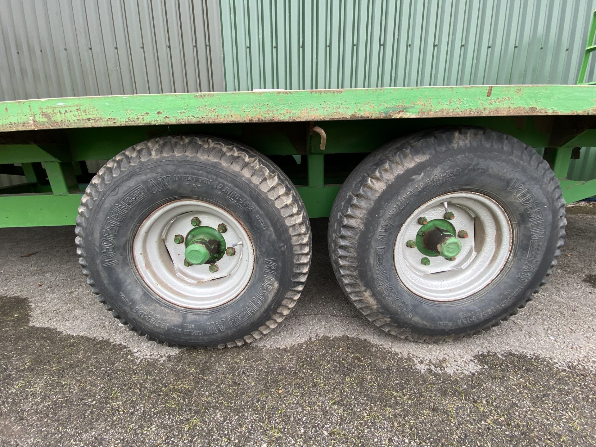 A 24 FOOT TANDEM AXLE BALE TRAILER WITH CHEQUER PLATE FLOORS AND ON 12.5/80 15.3 14PLY TYRES - Image 2 of 2